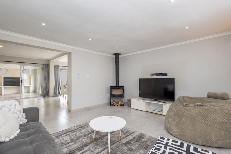 3 Bedroom Property for Sale in Sunningdale Western Cape